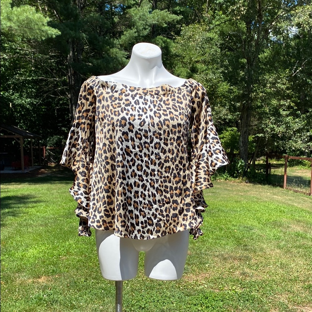 AZI Marilyn shoulder leopard print faux silk flutter print top lined NWT sz M